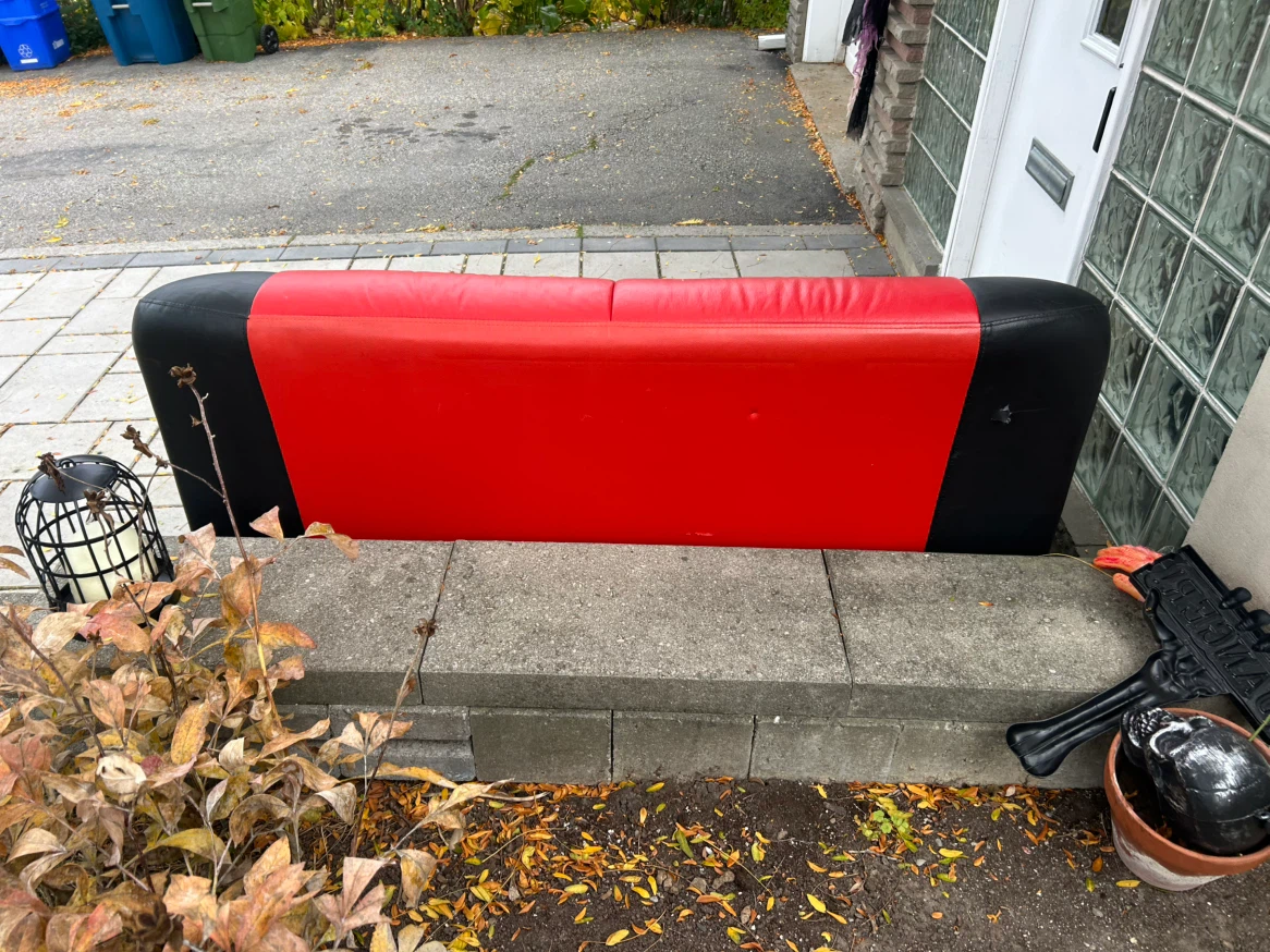 Red and black two-seater sofa - photo 2