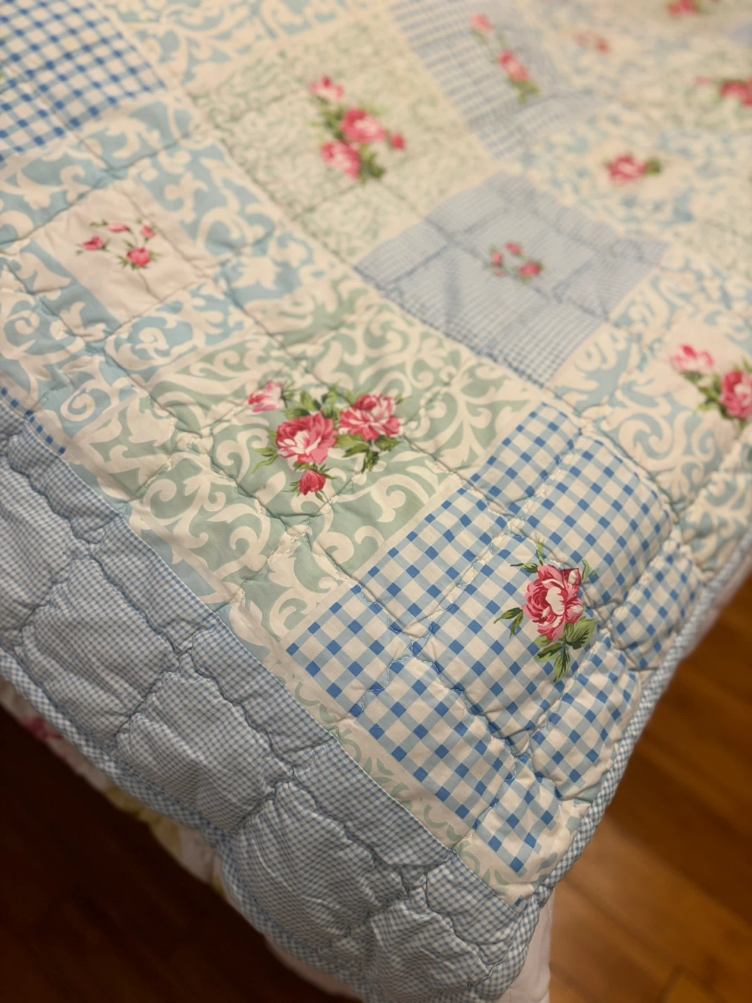 Blue and White Floral Patchwork Quilt - photo 3