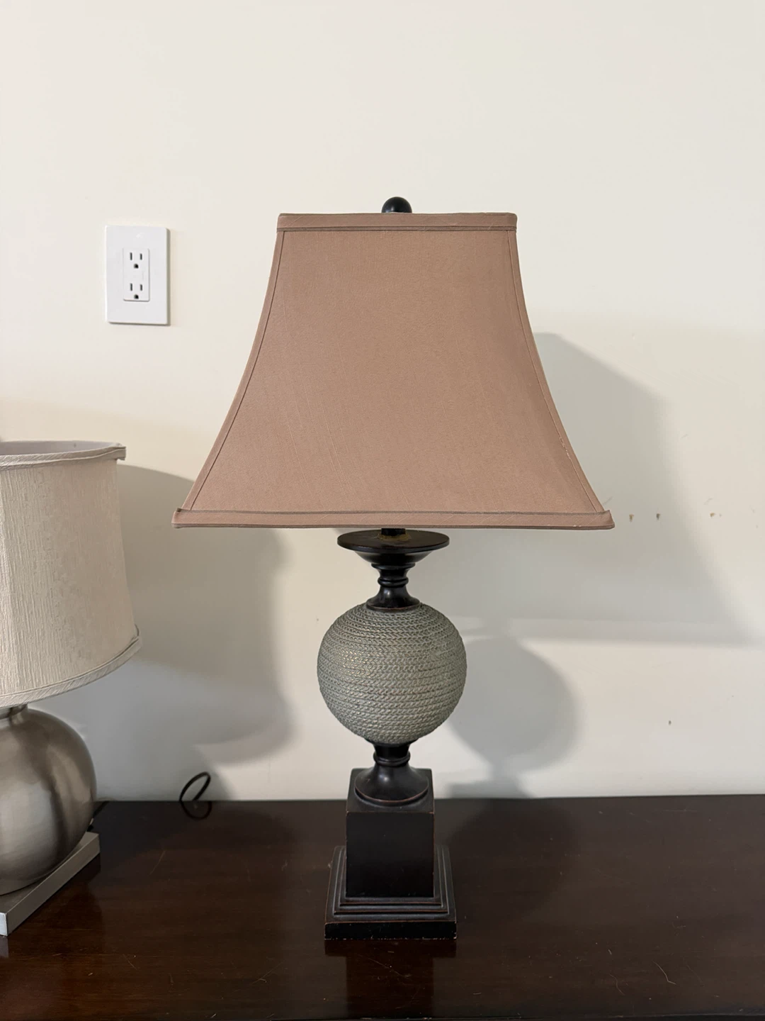Table lamp with textured base