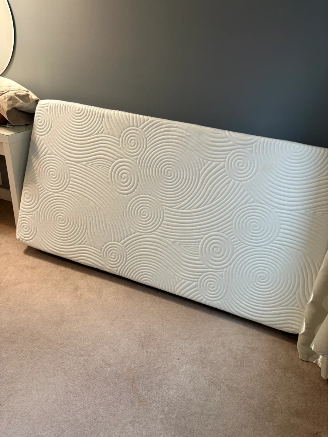 Complete- Twin size bed, with bedding and 2 extra sets of sheets - photo 4