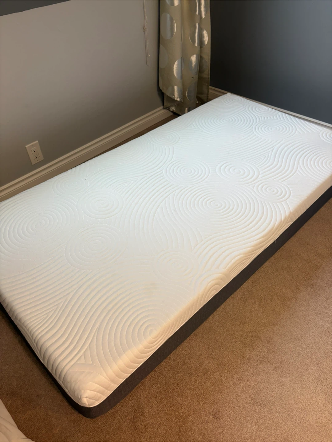 Complete- Twin size bed, with bedding and 2 extra sets of sheets - photo 5