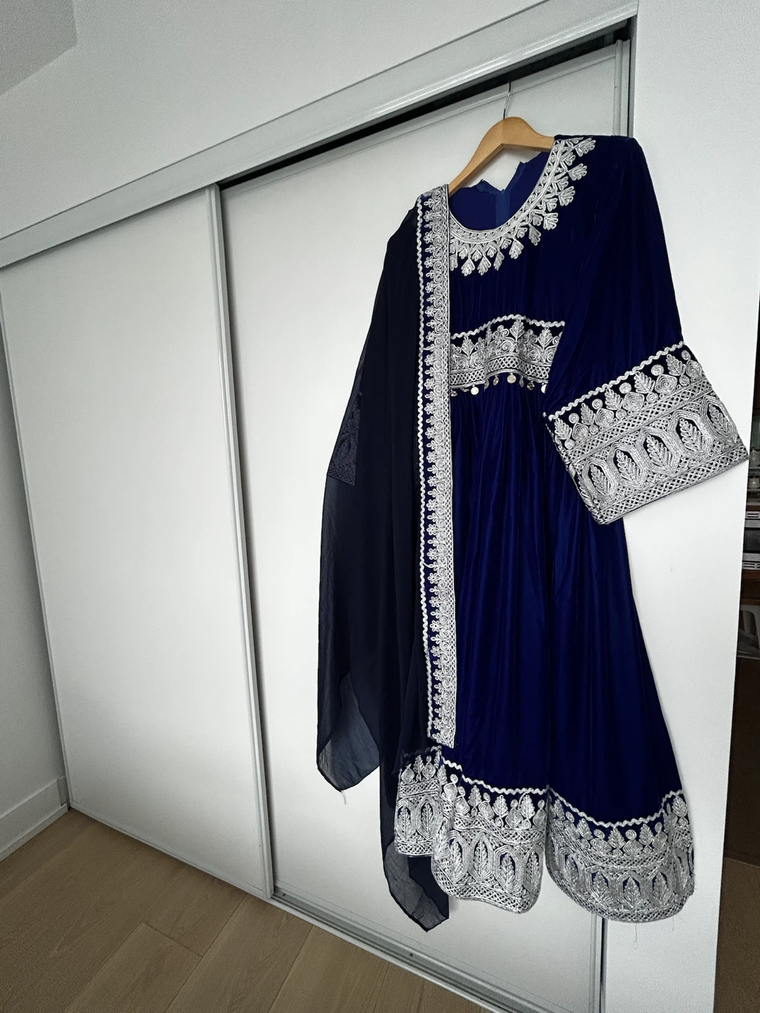 Blue Velvet Pakistani Suit with Silver Embroidery - photo 2