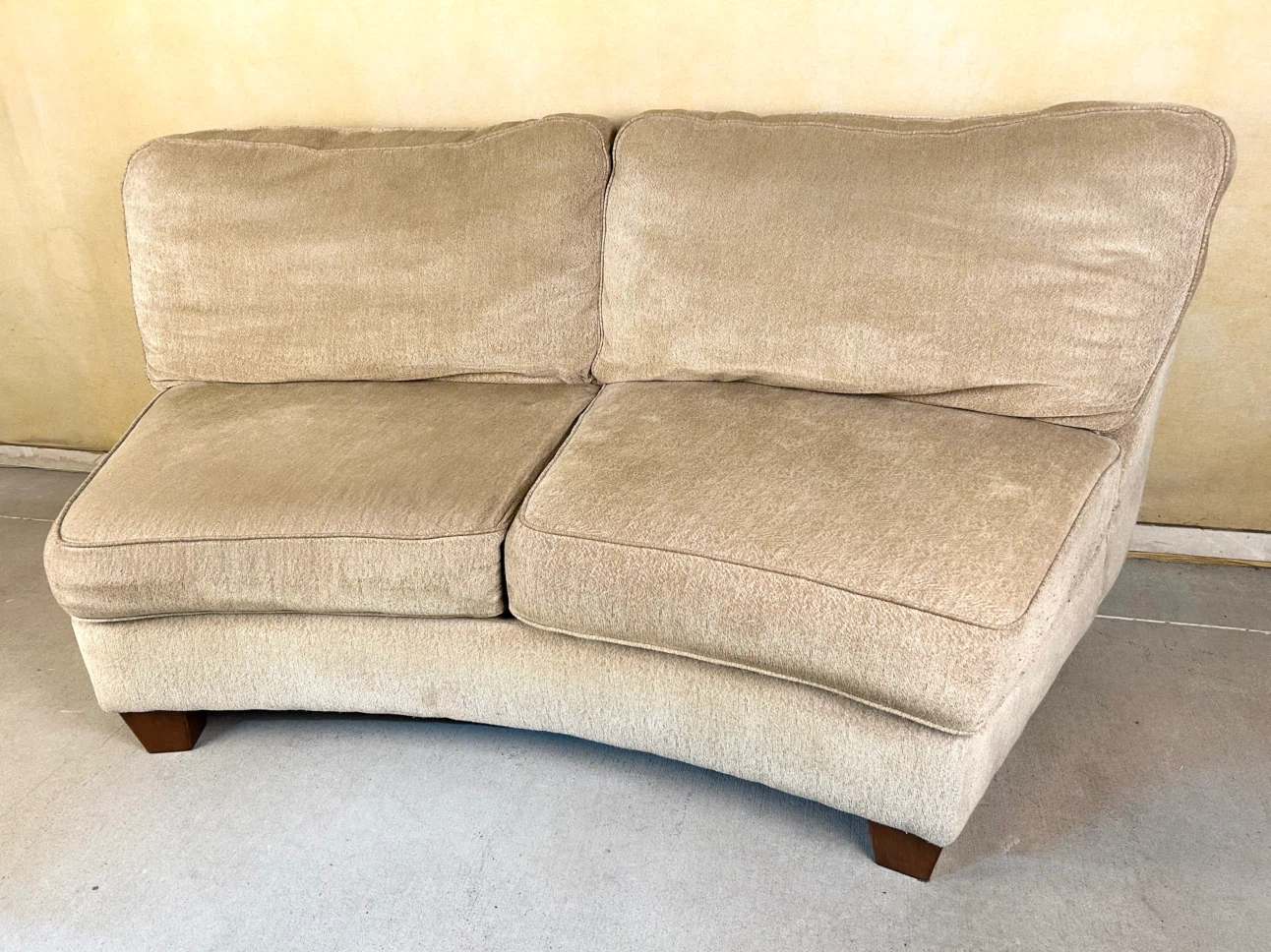 DELIVERY AVAILABLE! CURVED 2-SEAT SOFA FOR $100! - photo 2