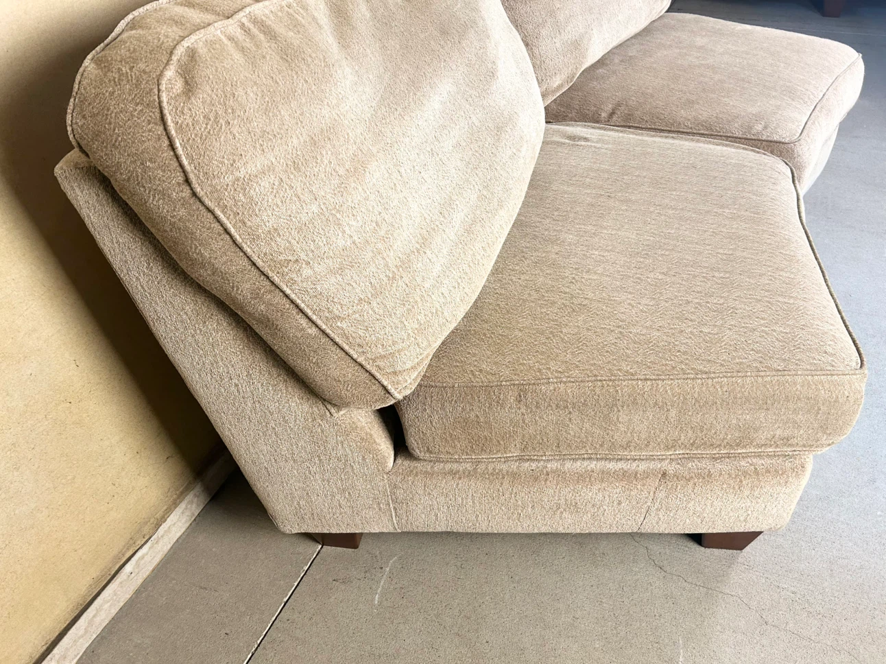 DELIVERY AVAILABLE! CURVED 2-SEAT SOFA FOR $100! - photo 3