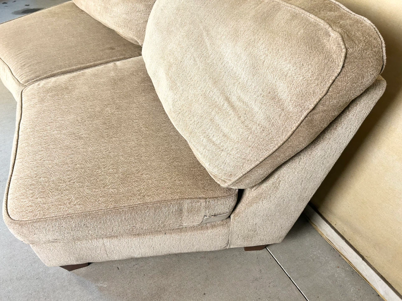 DELIVERY AVAILABLE! CURVED 2-SEAT SOFA FOR $100! - photo 4