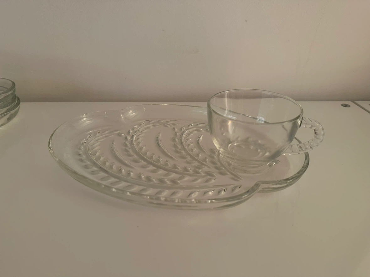 Vintage 1950-60’s Set of 4 Glass Snack Plates with Matching Cups - photo 2