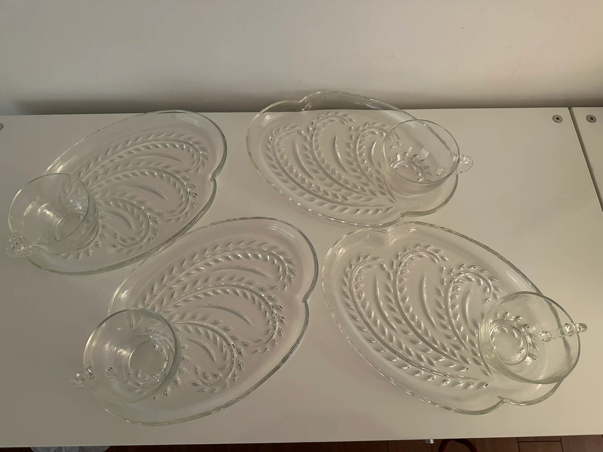 Vintage 1950-60’s Set of 4 Glass Snack Plates with Matching Cups - photo 3