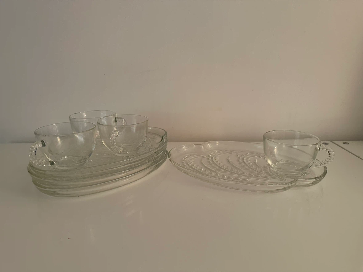 Vintage 1950-60’s Set of 4 Glass Snack Plates with Matching Cups - photo 4