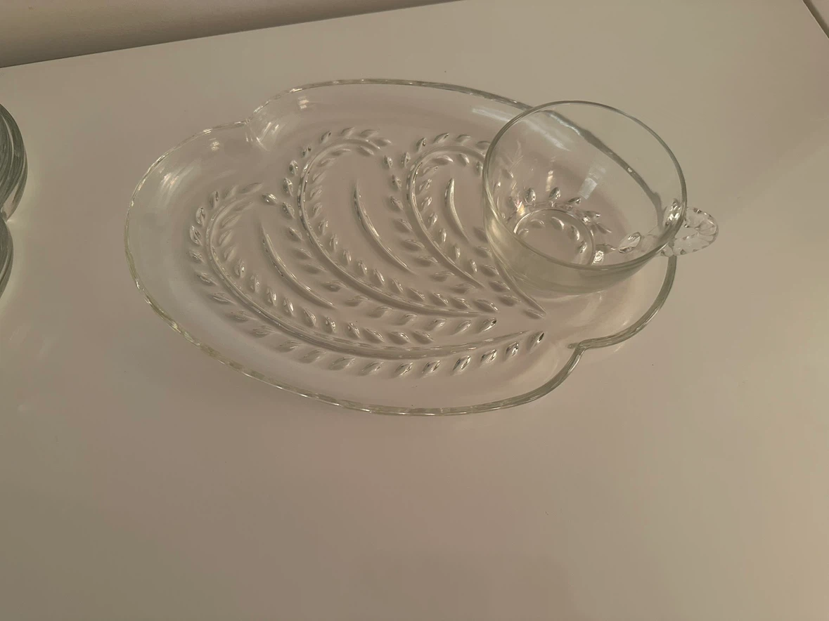 Vintage 1950-60’s Set of 4 Glass Snack Plates with Matching Cups - photo 5