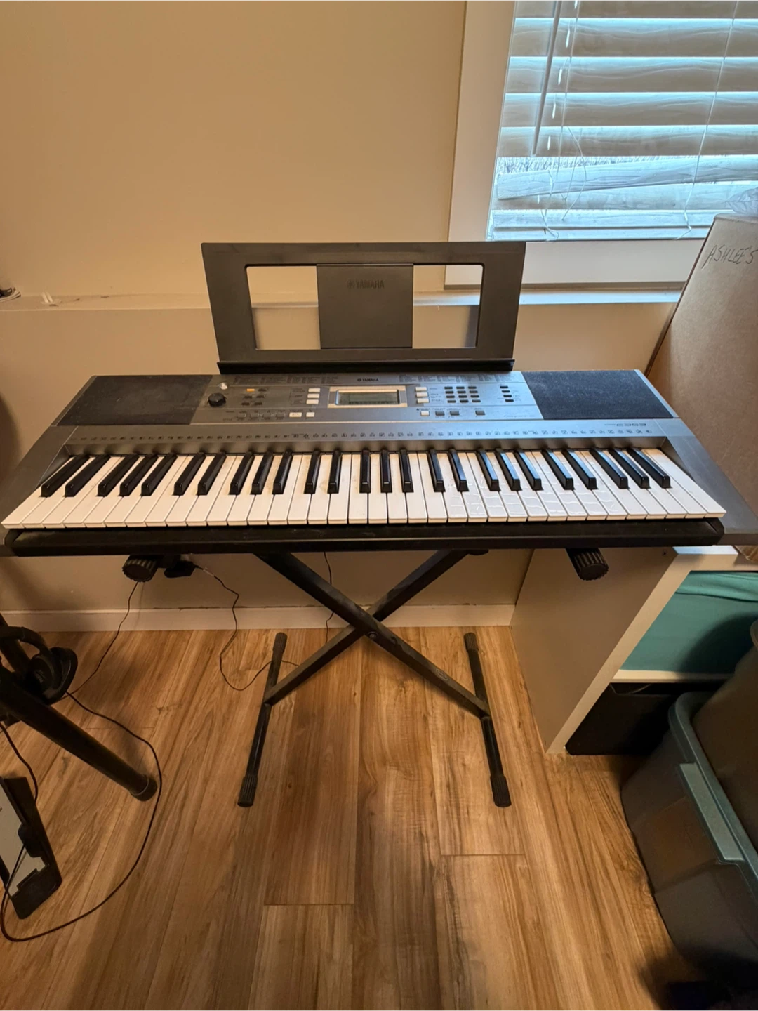 Yamaha PSR-E353 Digital Keyboard and stand