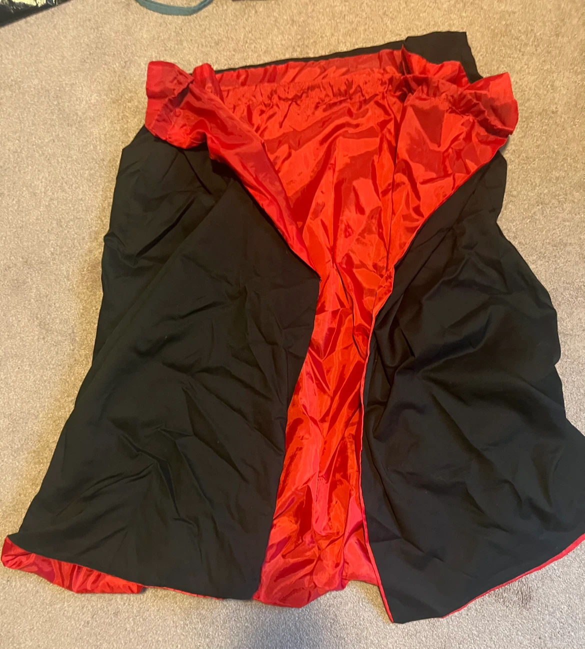 Halloween 🎃 Dracula Reversible Black and Red Cape - photo 2