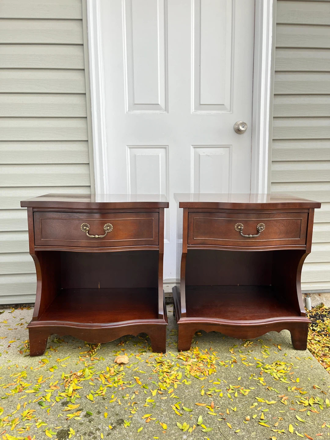 Pair of Vintage Knechtel Mahogany Nightstands / Side Tables
