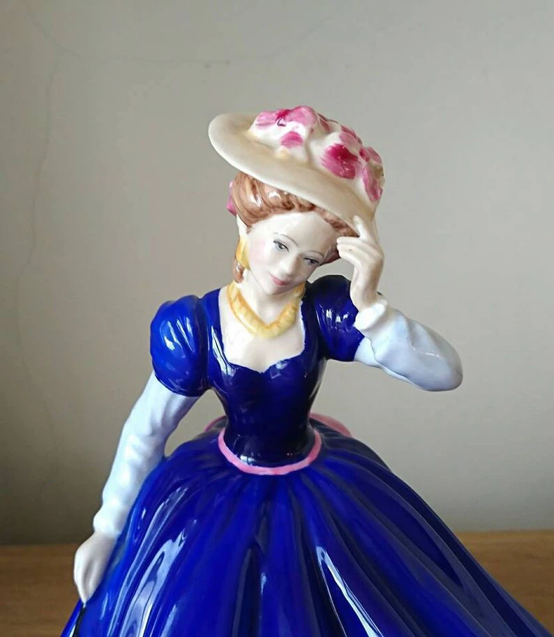 Royal Doulton Mary Figure of the Year 1992 - photo 5