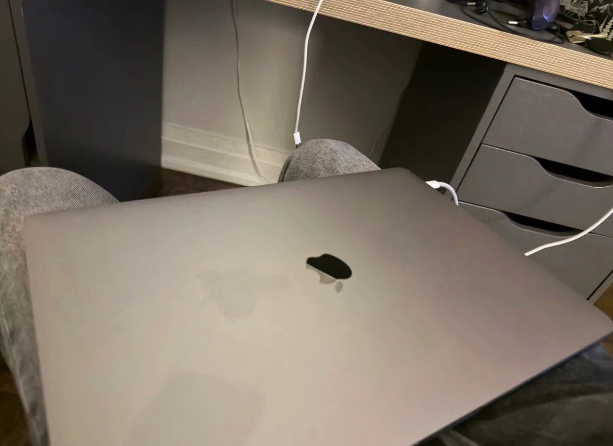 Apple MacBook Pro - photo 2