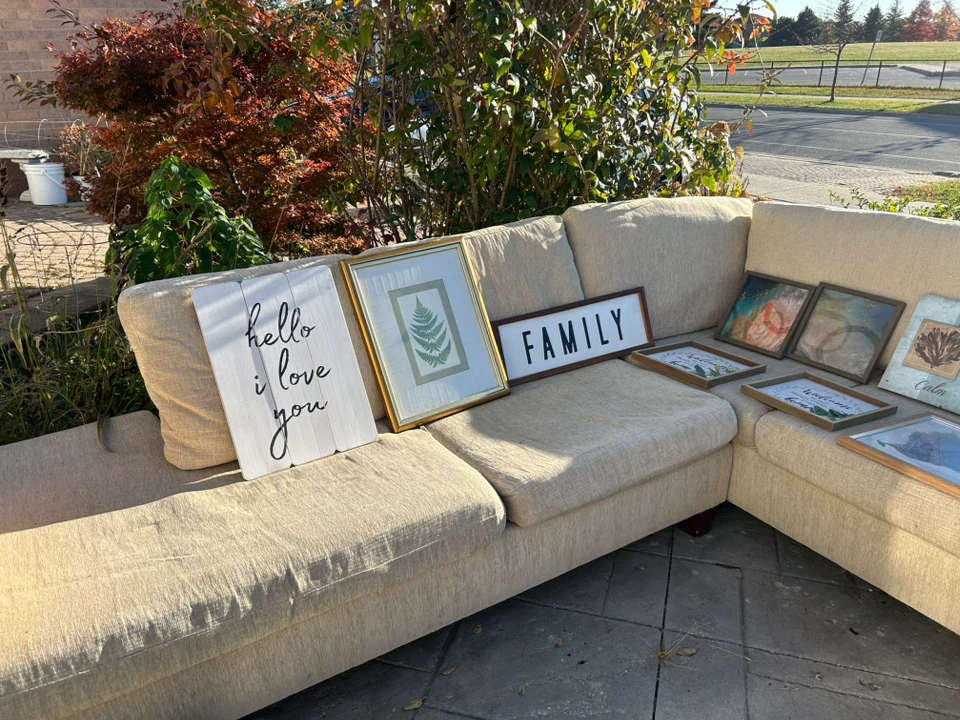 Assorted decors and wall art. - photo 2