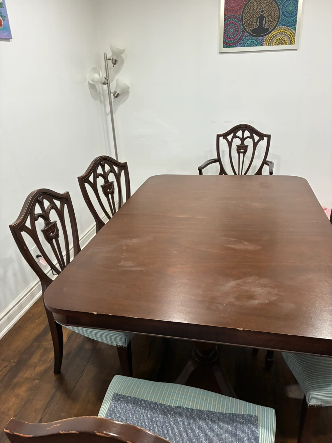 Walnut wood dining table - extendable from 6 to 8 seats