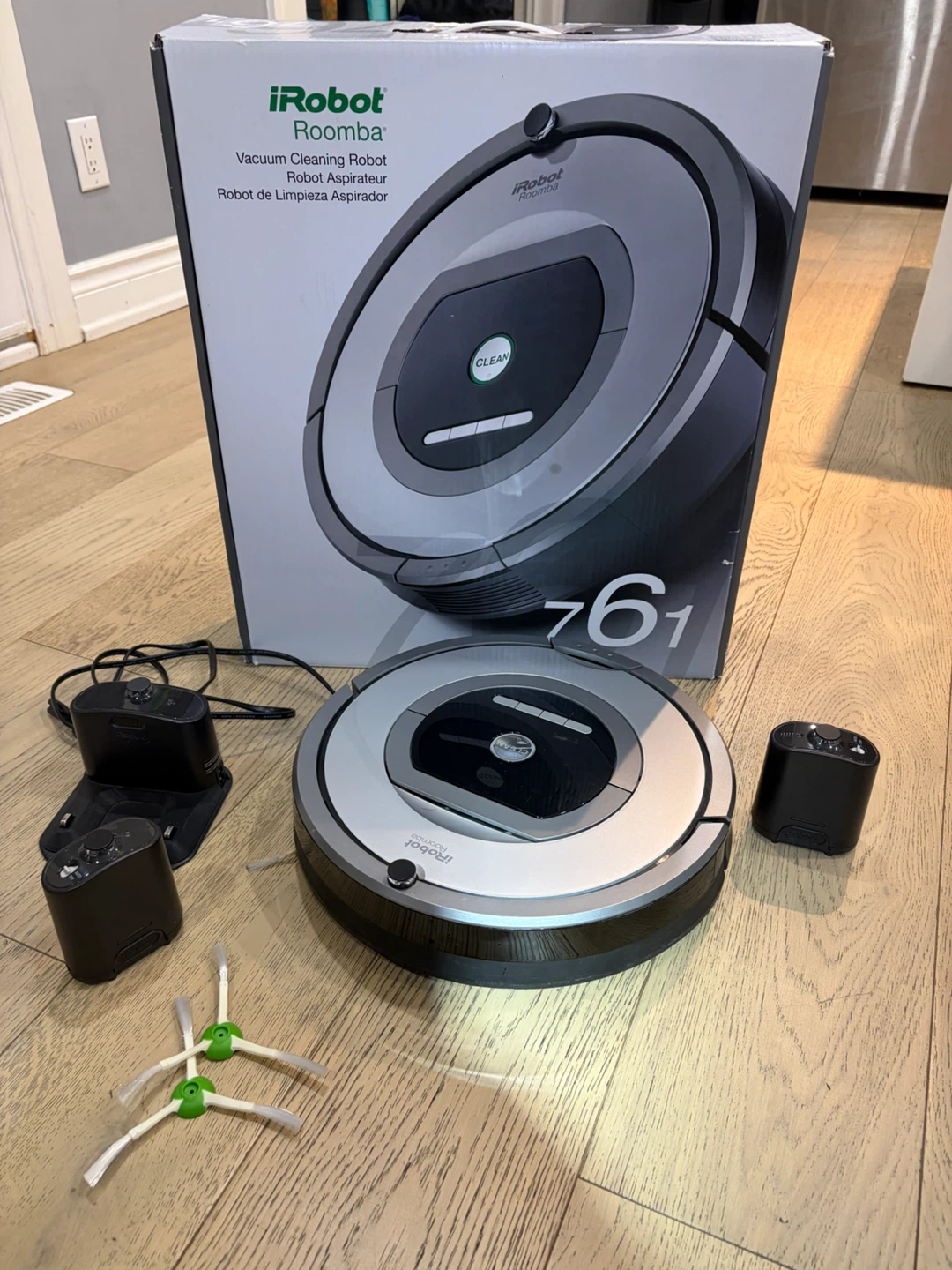 iRobot Roomba 761 Robot Vacuum – Original Box & Accessories