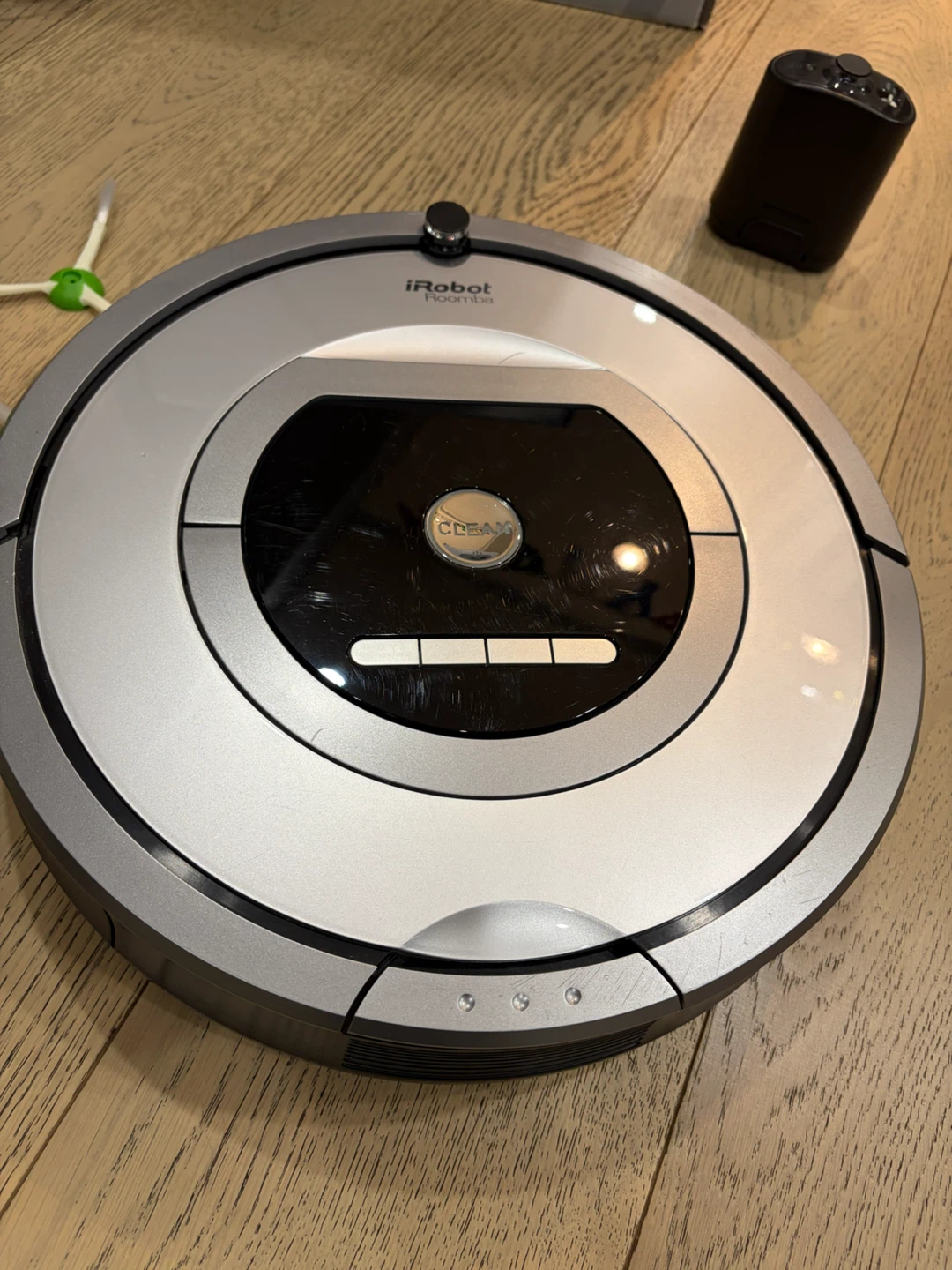 iRobot Roomba 761 Robot Vacuum – Original Box & Accessories - photo 2