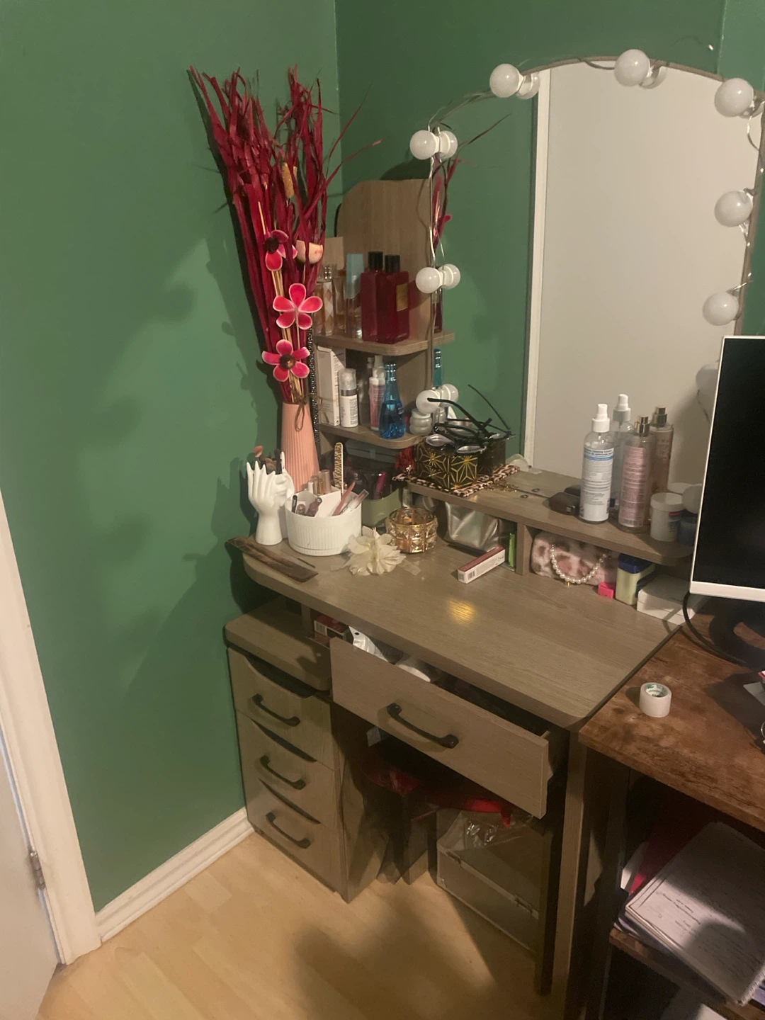 Vanity dresser