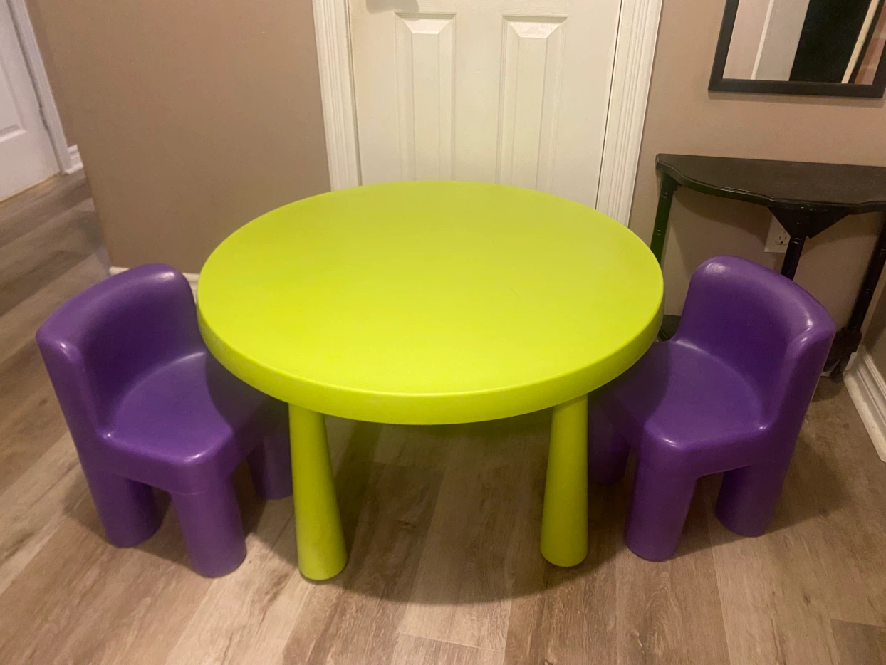 Kids table and chairs