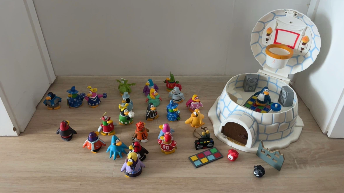 Club Penguin 2000s Igloo Playset Figure Lot