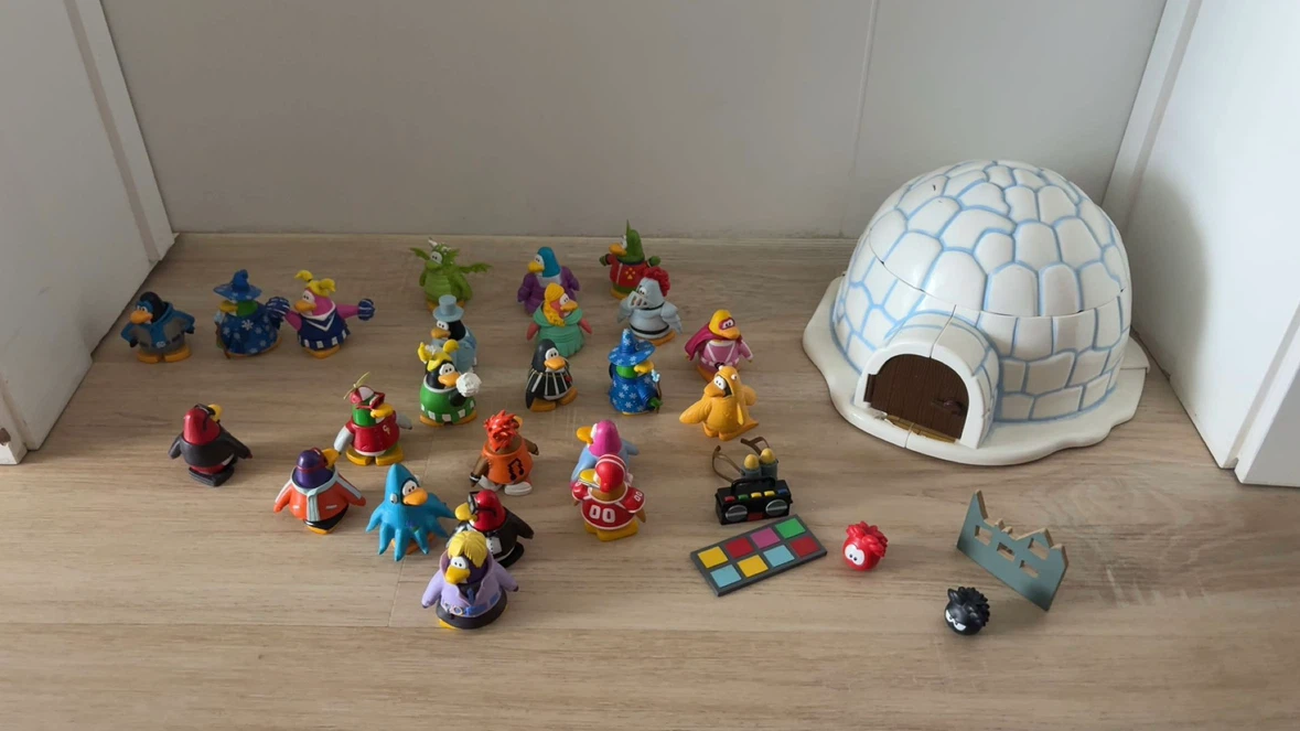 Club Penguin 2000s Igloo Playset Figure Lot - photo 2
