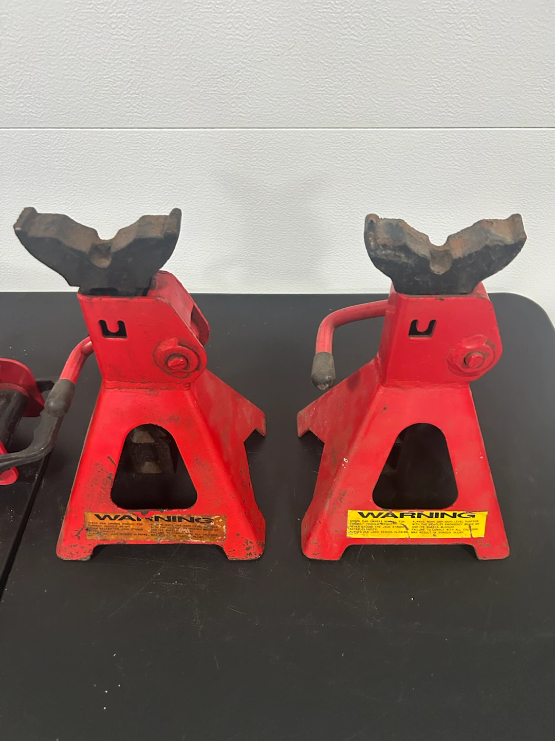 MotoMaster 2.5 Ton Hydraulic Floor Jack and Jack Stands - photo 3