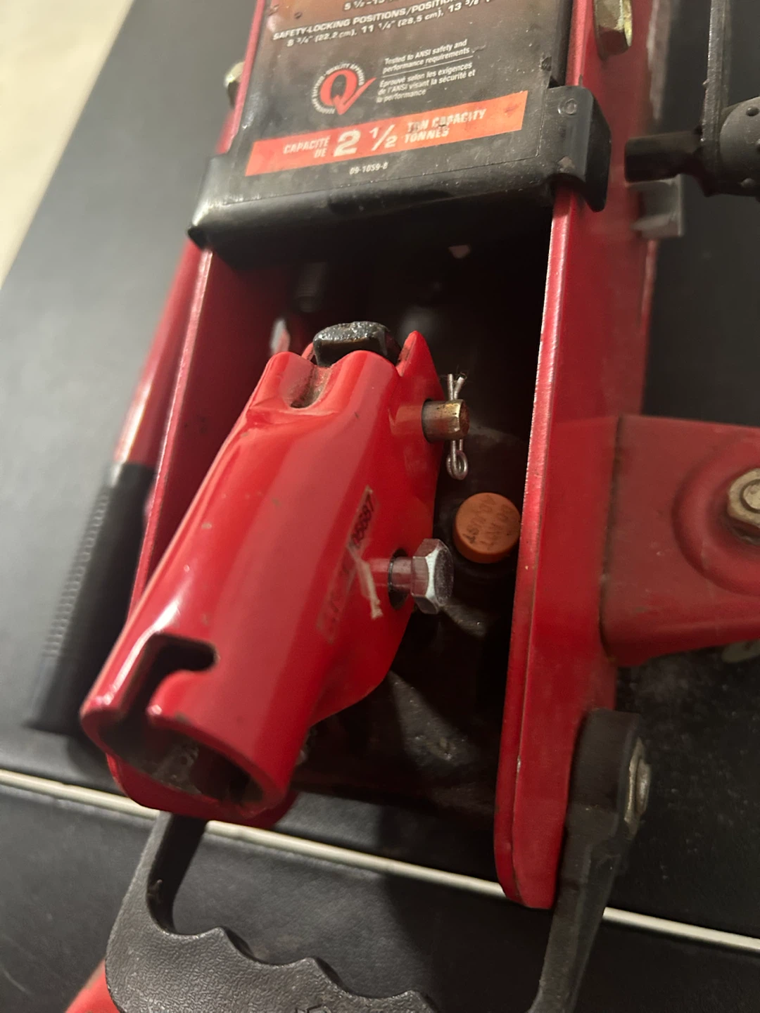 MotoMaster 2.5 Ton Hydraulic Floor Jack and Jack Stands - photo 4