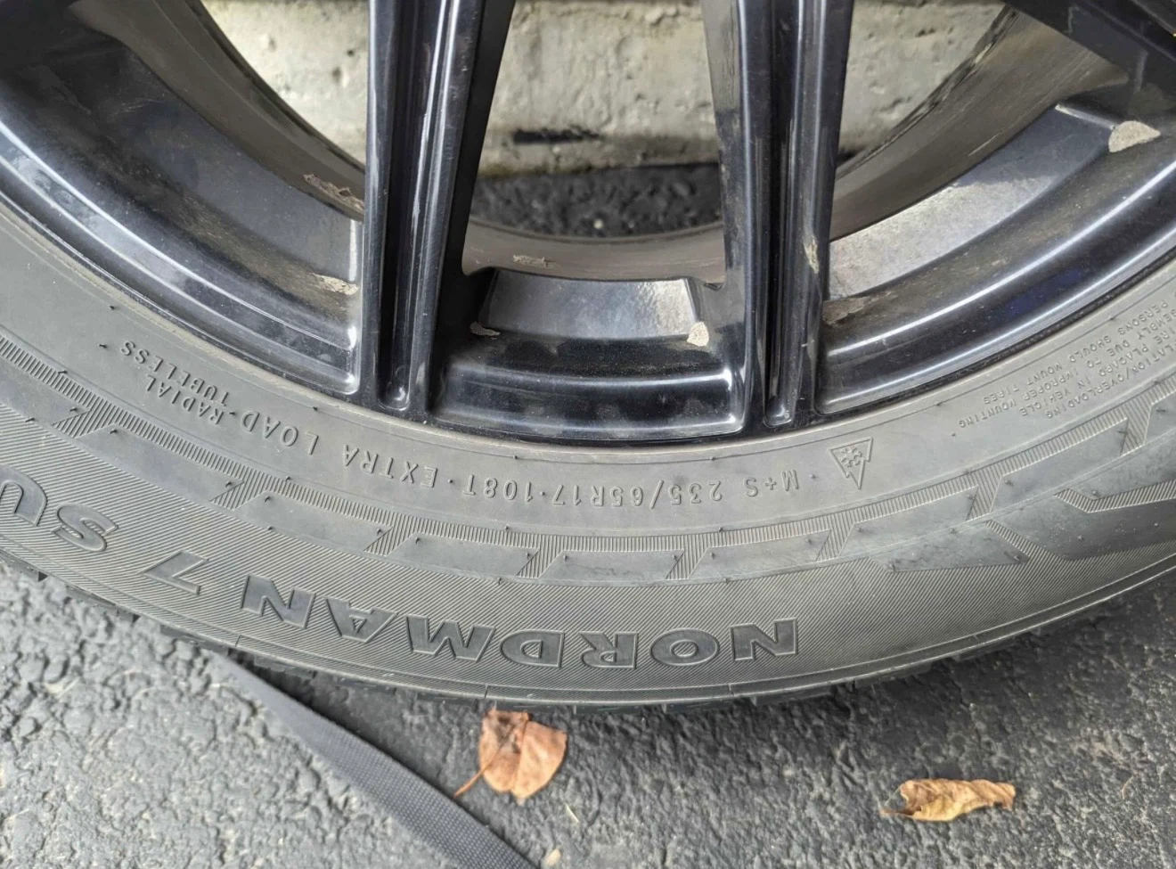 235/65/17 Winter Nokian Tires and Rims - photo 3