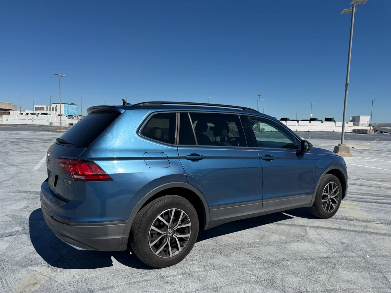 Volkswagen Tiguan SUV - photo 4
