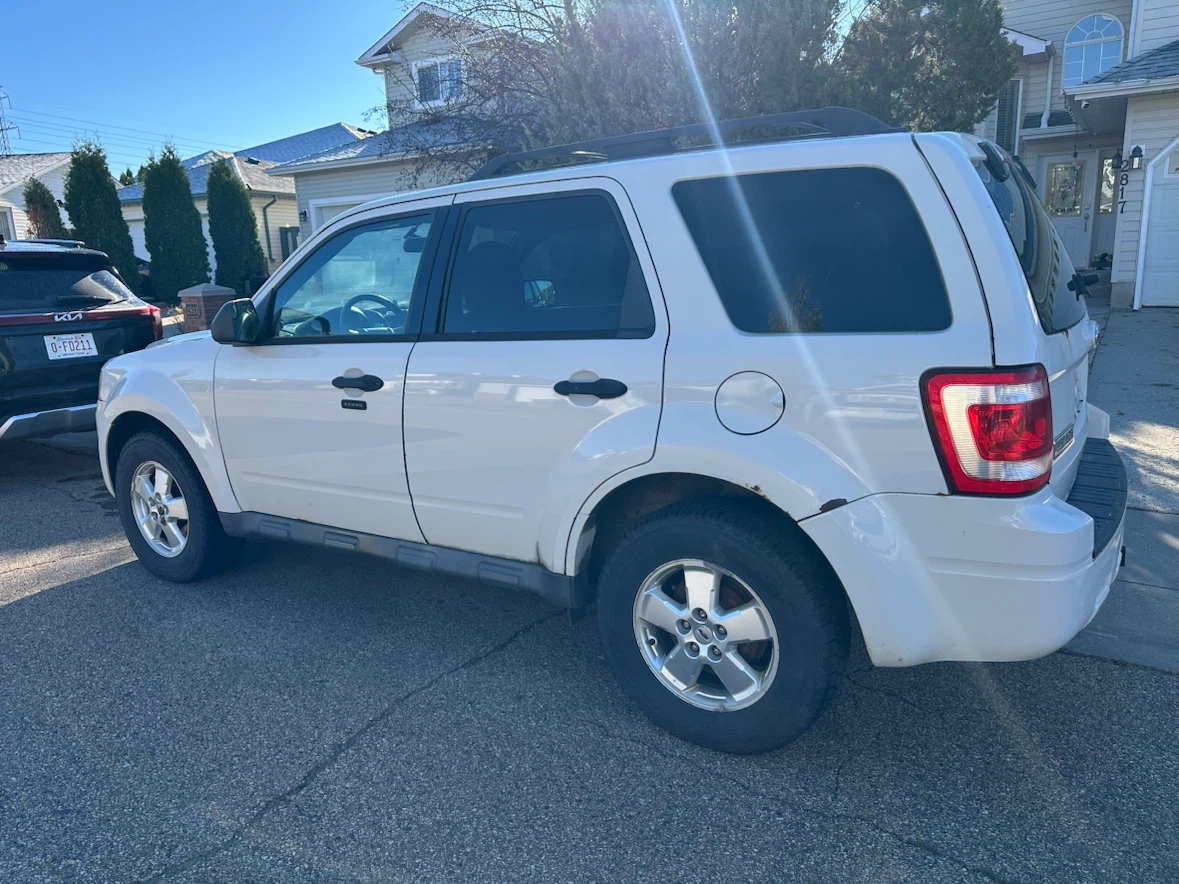 White Ford Escape SUV - photo 3