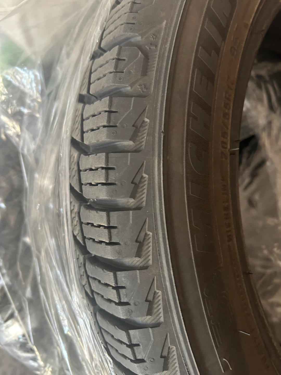 Winter Tires: Set of 4 Michelin 205/55R17 Tires - photo 3