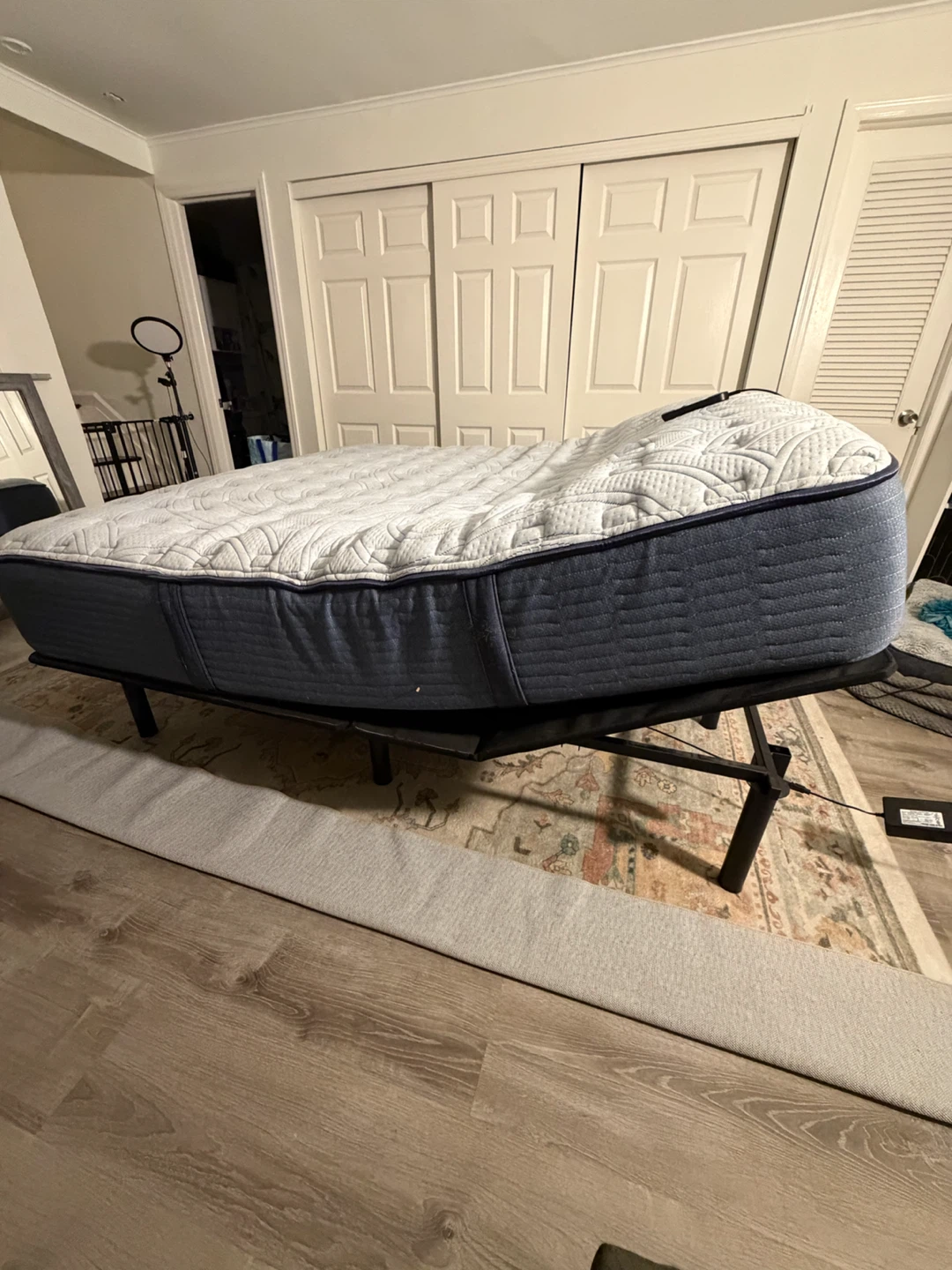 Serta Perfect Sleeper King size mattress + Adjustable Bed Base - photo 2