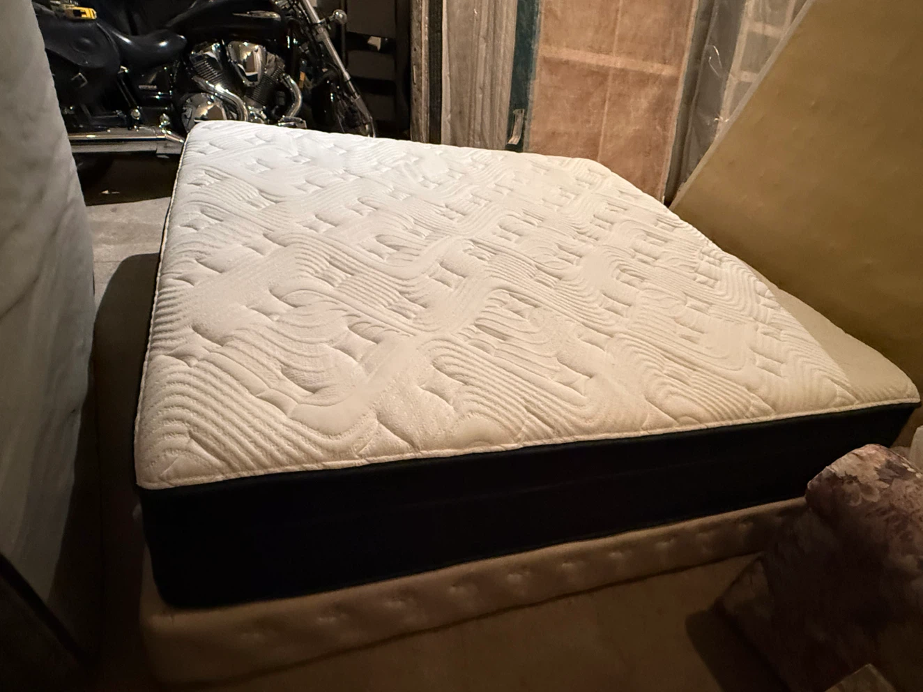 Logan & Cove Mattress king sz like new. Delivery $