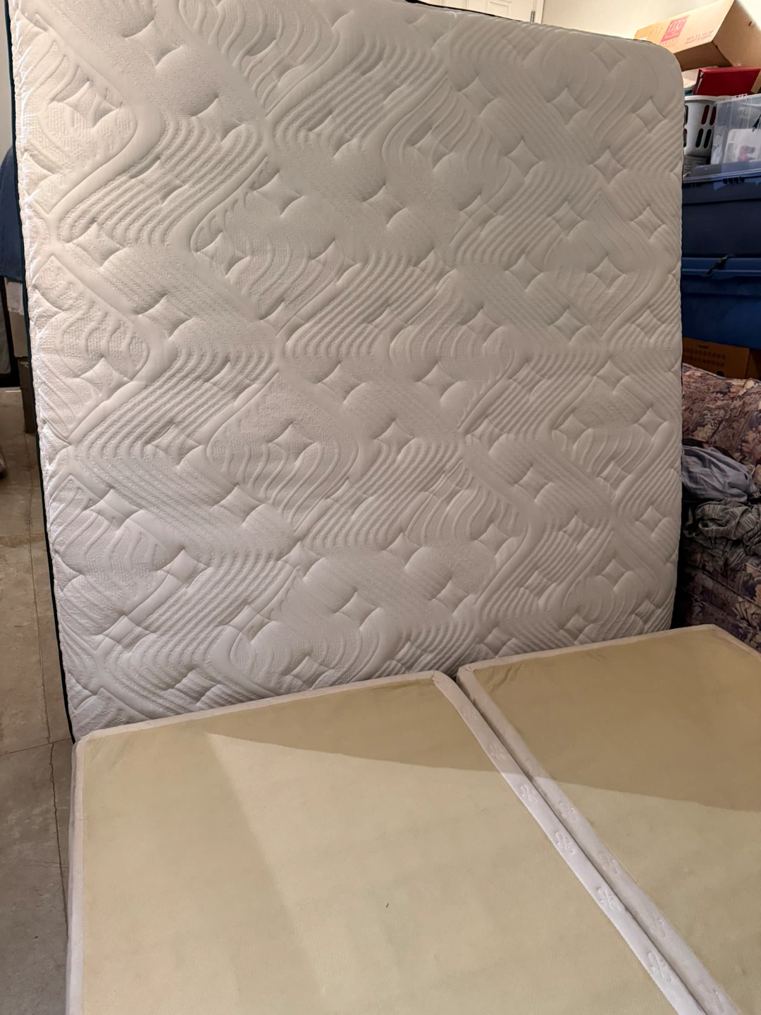 Logan & Cove Mattress king sz like new. Delivery $ - photo 2