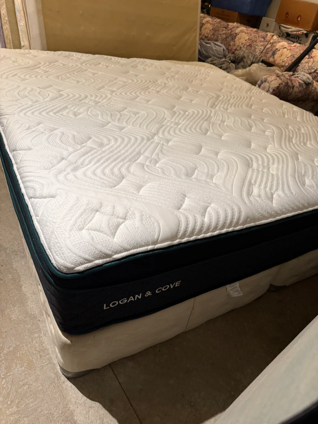 Logan & Cove Mattress king sz like new. Delivery $ - photo 3