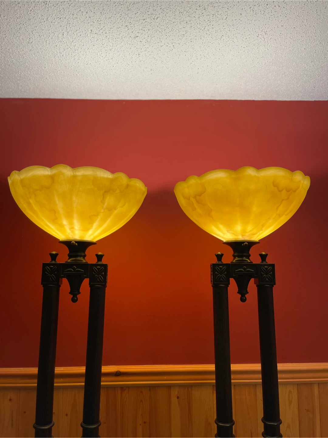 A large gorgeous amber stained glass torchiere floor lamp - photo 2