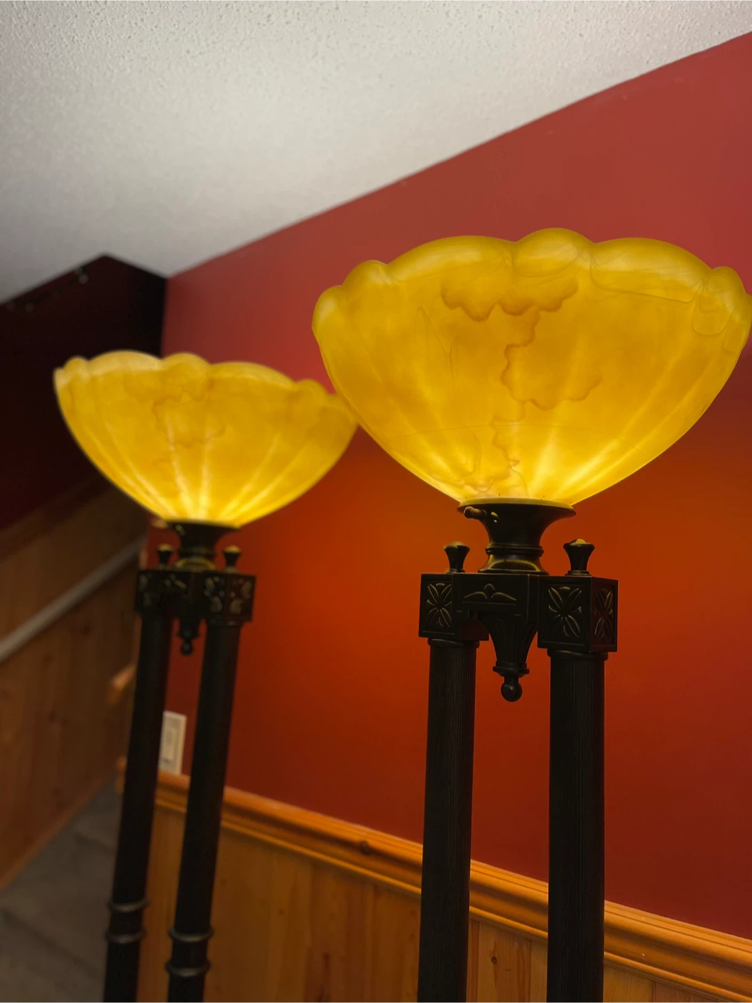 A large gorgeous amber stained glass torchiere floor lamp - photo 4