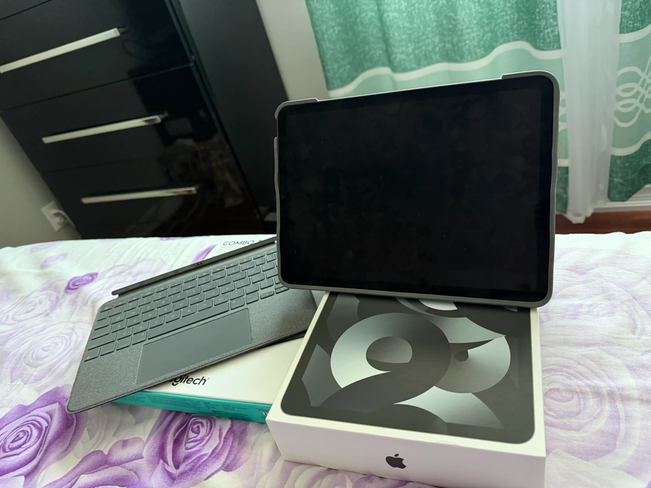 iPad Air 5 with Logitech keyboard - photo 2