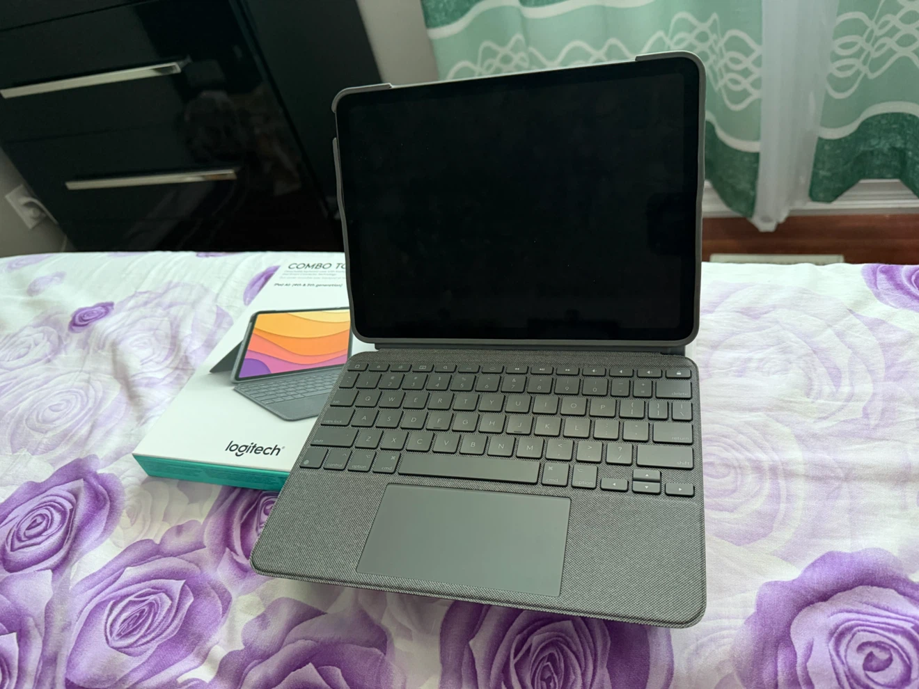 iPad Air 5 with Logitech keyboard - photo 4