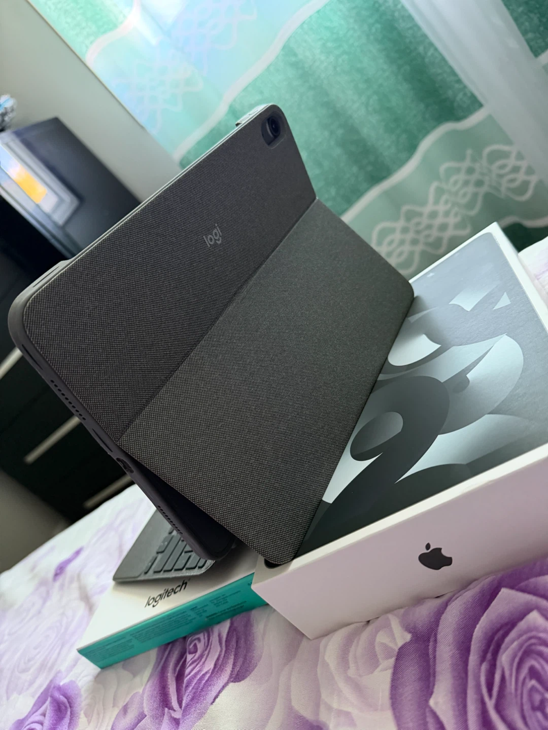 iPad Air 5 with Logitech keyboard - photo 5