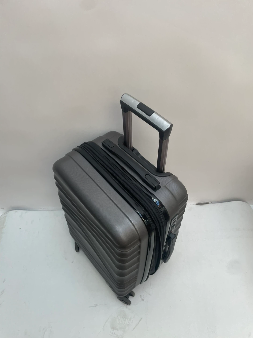 Carry on Gray Hardshell Spinner Suitcase - photo 3