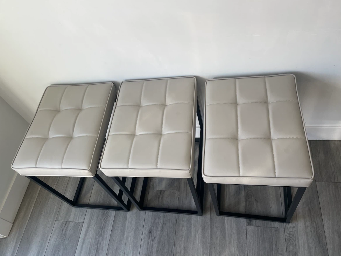 3 Bar Stools - photo 3