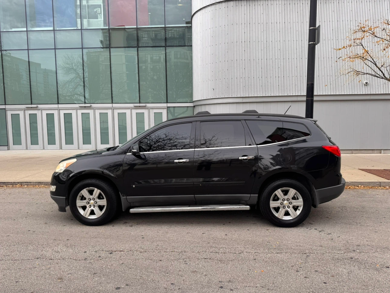 2010 Chevrolet Traverse LT W/2LT 155k - photo 2