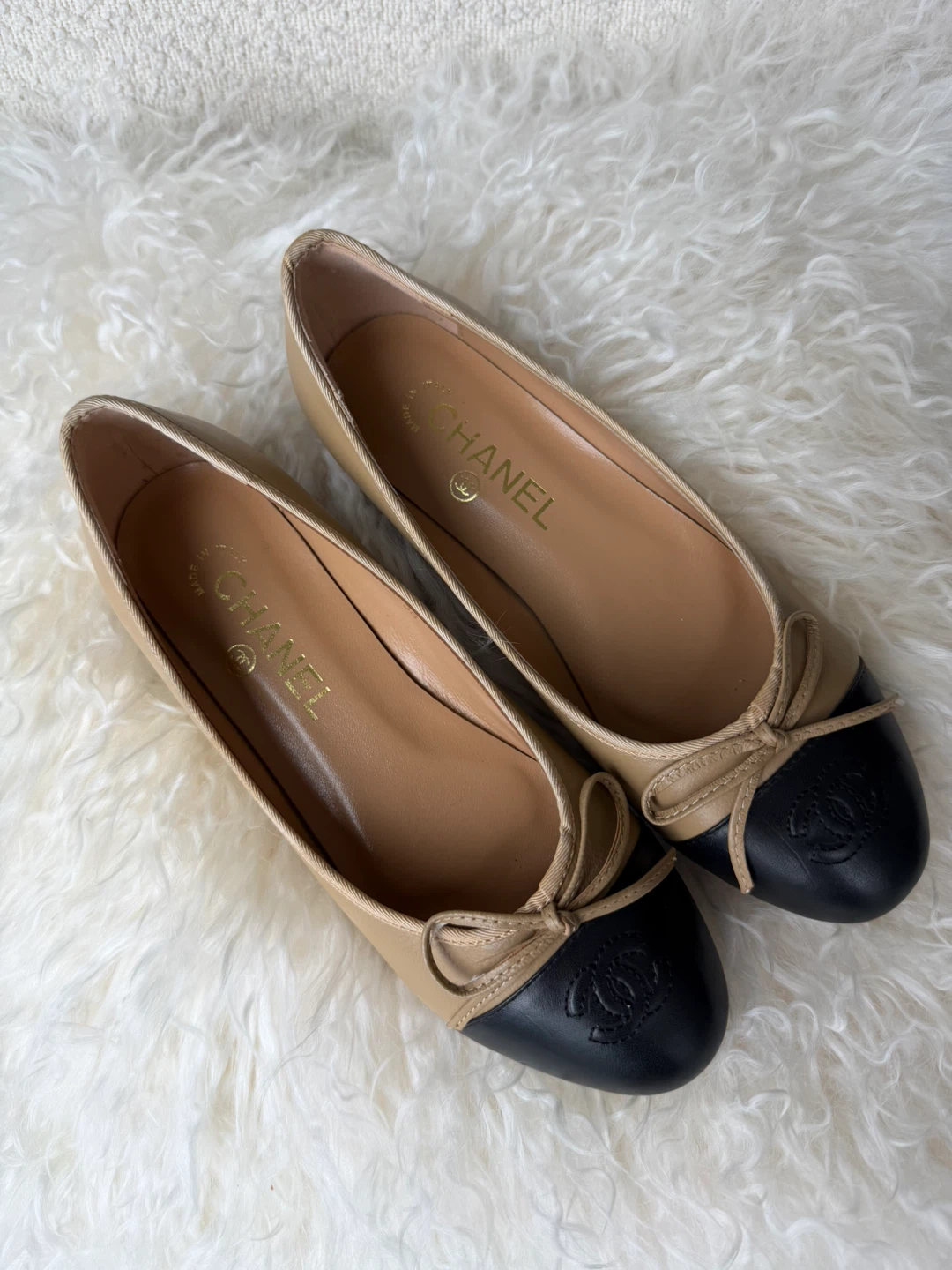 CHANEL ballerina flats Two-Tone Beige and Black - photo 2
