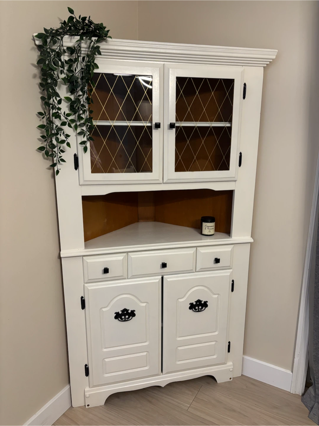 Beautiful mcm wooden white country/vintage corner hutch/cabinet