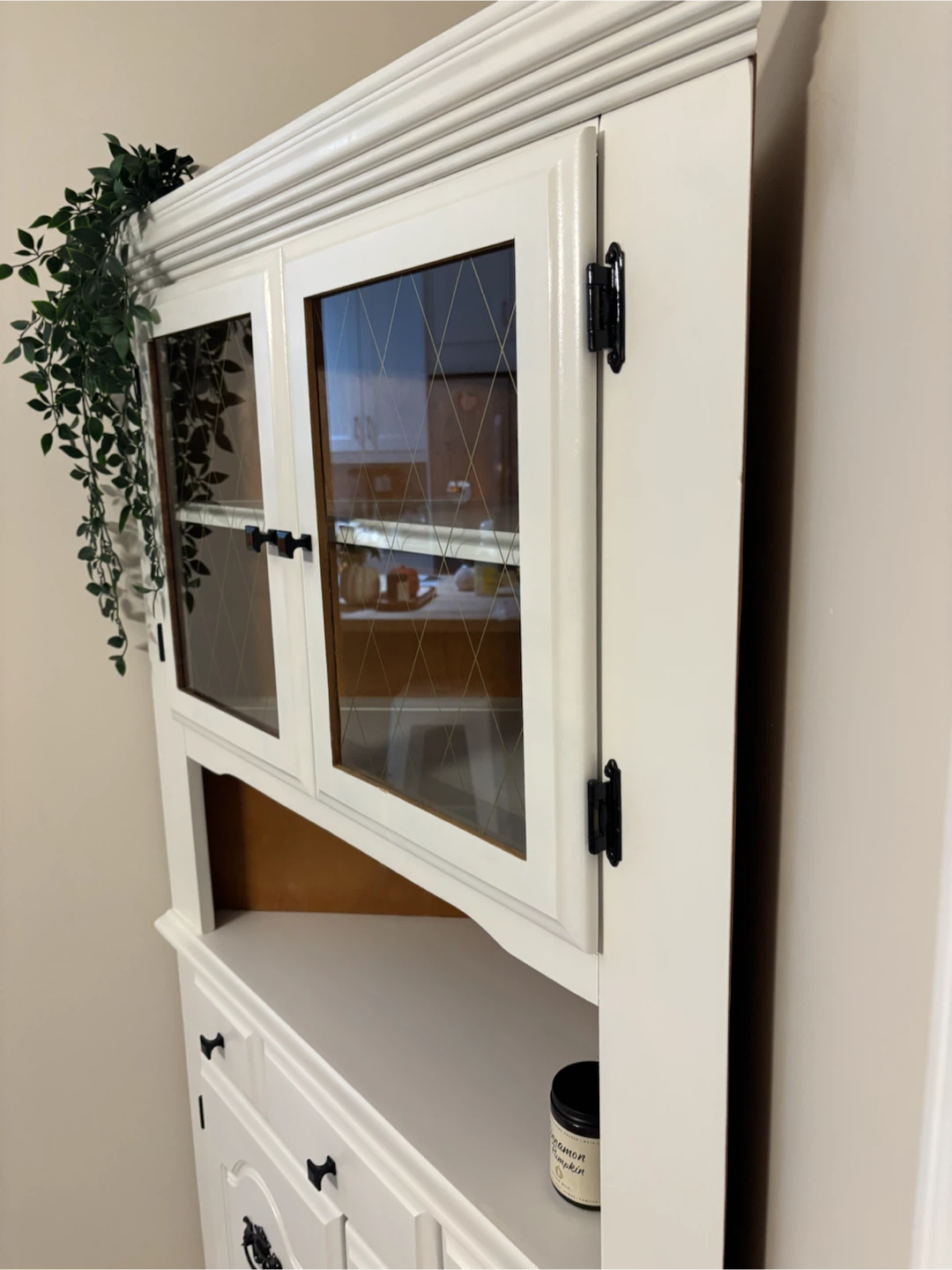 Beautiful mcm wooden white country/vintage corner hutch/cabinet - photo 2
