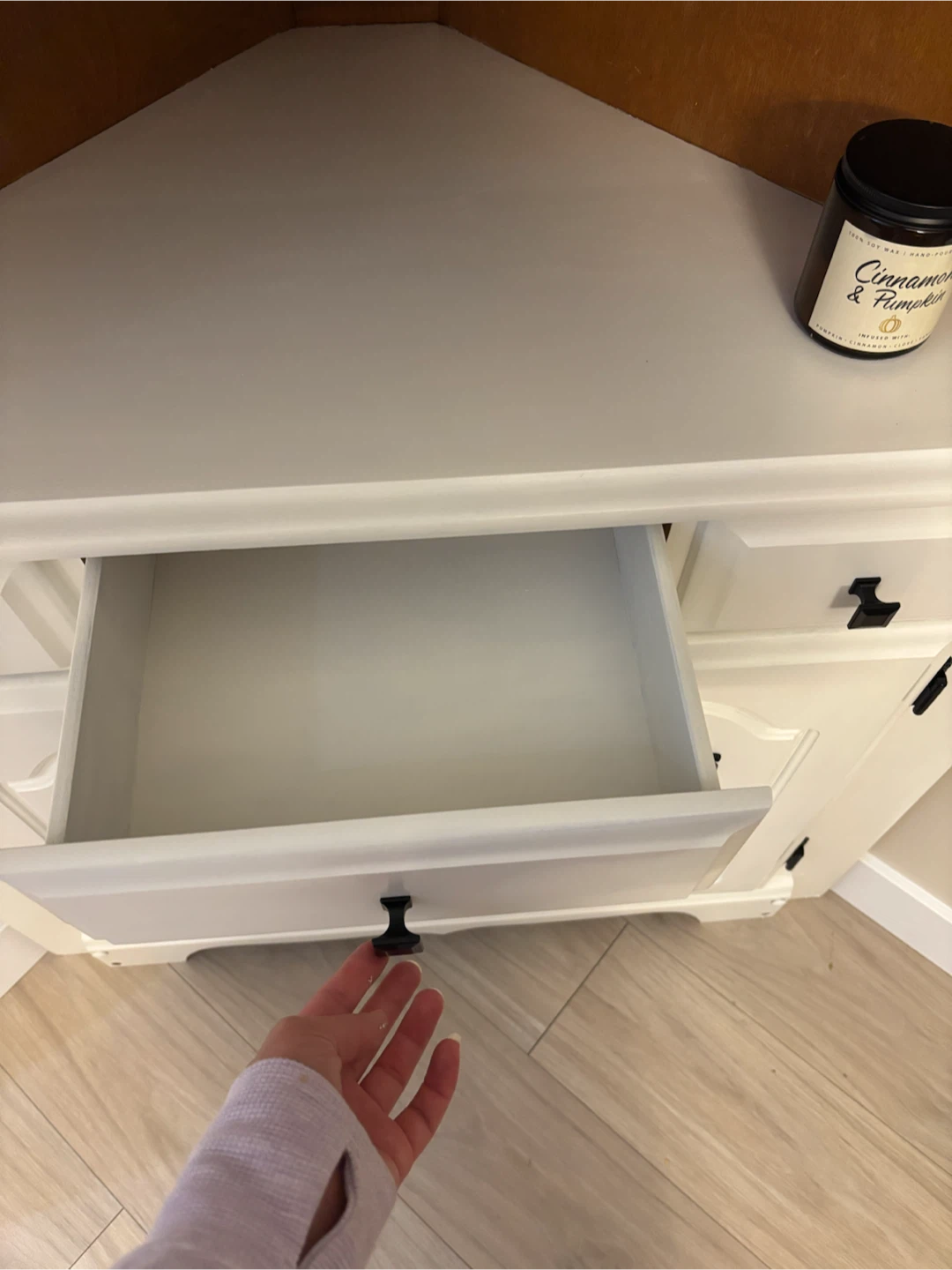 Beautiful mcm wooden white country/vintage corner hutch/cabinet - photo 5