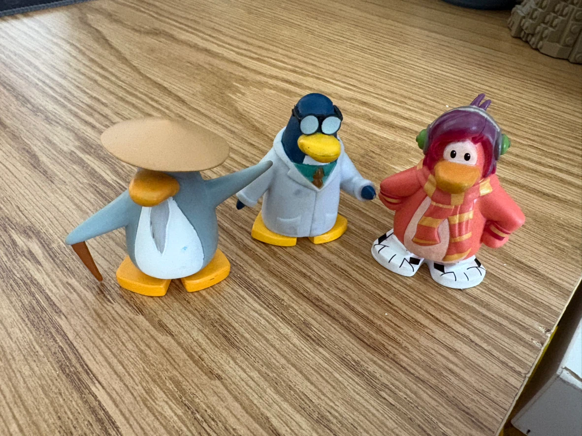 Club Penguin 2000s Igloo Playset Figure Lot - photo 4