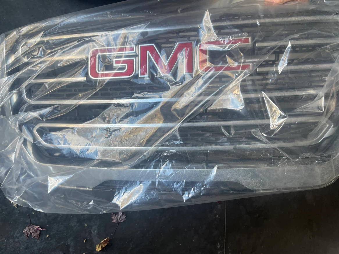 NEW! GM Genuine Parts Front Grille 23379210 - photo 3